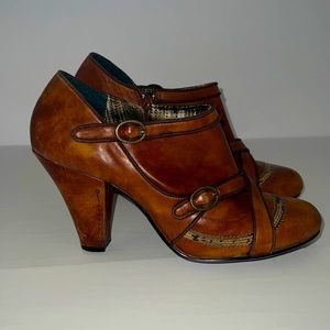 Bobbi Blu tan leather womens booties size 10